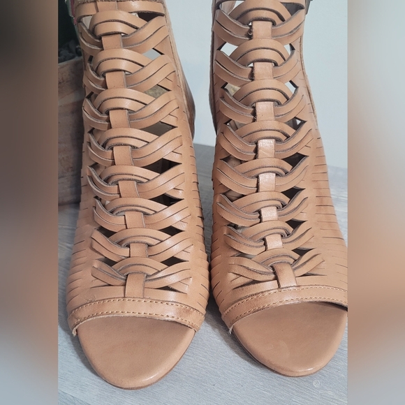 VINCE Camuto Emore Open Toe Leather Gladiator Lazer Cut Pump Heel 9.5 - Picture 3 of 6